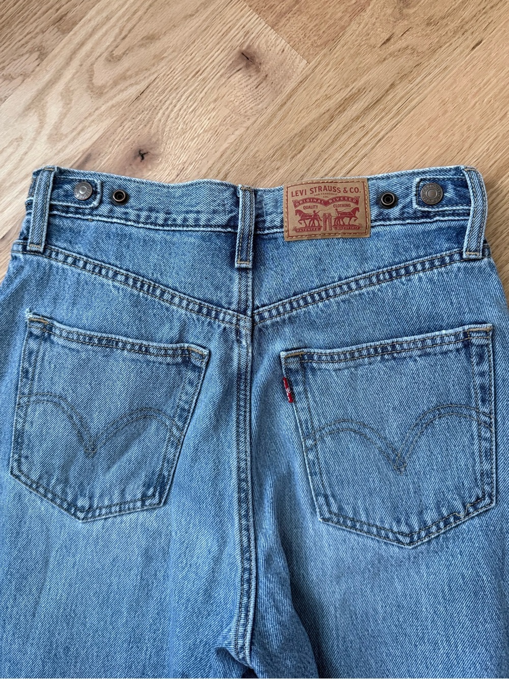 Levi’s Cinch Barrel Jeans Size 26x31 - Picture 9 of 12
